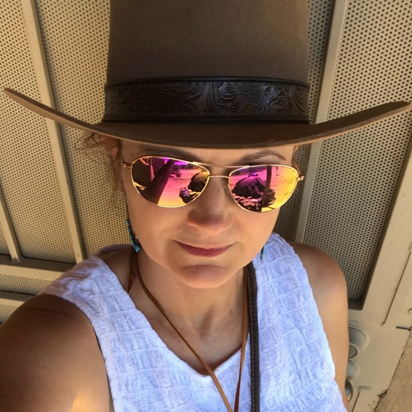 Meet your Posher, Pamela - Picture 1 of 1